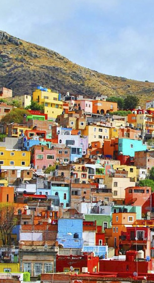 Casas coloridas se aproximam na encosta de uma cidade