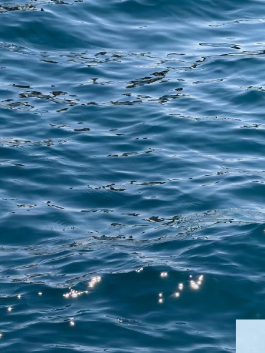 Superfície azul do mar